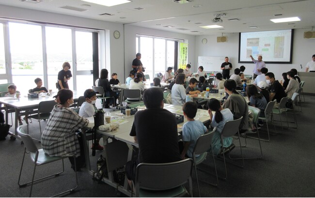 2025年7月26日（土）大牟田市エコサンクセンター主催　「夏エコ教室」において弊社企画の体験プログラムを展開小学生が楽しくエコを学ぶ　「廃食油をリサイクル！わくわくエコキャンドル作り」を開催