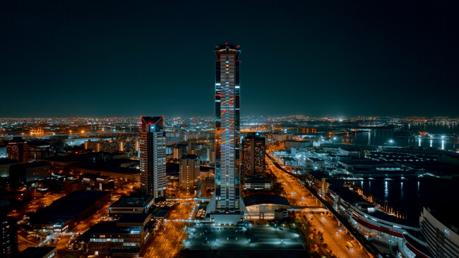 大阪・関西万博の会期中に開催、さきしまコスモタワーを彩る光のアート「SAKISHIMA LIGHTING ART」秋の演出開始（8月1日～）