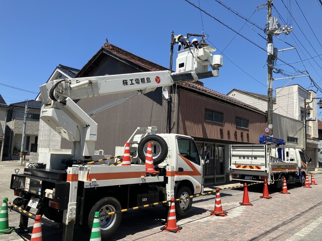 島根電工、浜田市紺屋町商店街の老朽街路灯を無償撤去