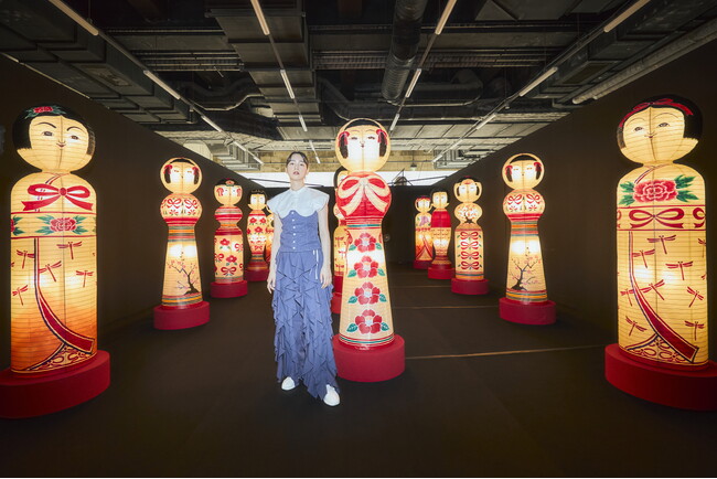 俳優・アーティスト のん が手がける「のん Ribbon展 怪しくて、可愛いもの。-群れる-」7月31日～10月13日　国立民族学博物館で開催。「可愛くて、不気味」な世界観を表現