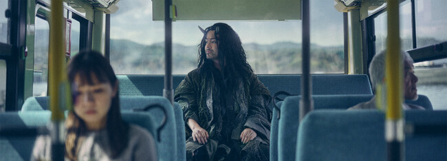 山田孝之さんが心の豊かさを探す「鬼」を演じるJTの新CM第四弾 「鬼のゆく道 バス」篇が、8月1日(金)より放映開始