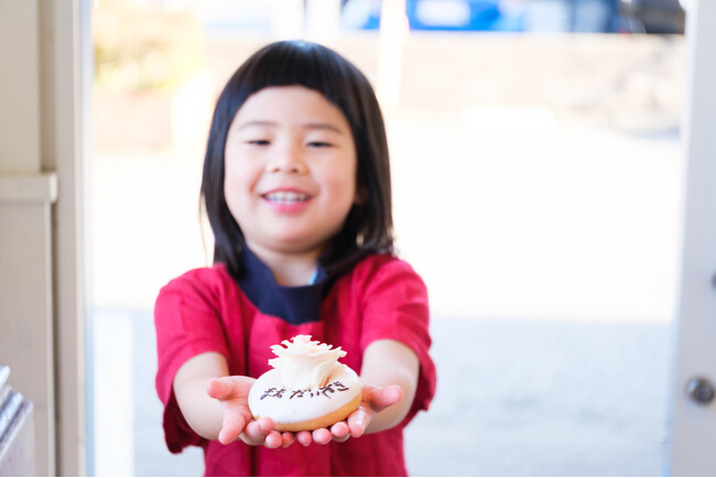 夏の軽井沢で、お子さまがドーナツ屋さんデビュー！ドーナツの装飾から接客・お会計まで、働く楽しさに触れられる子ども向けイベント「ようこそウフフドーナチュ！いちにち体験ツアー」