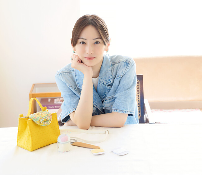 北川景子さんが人気手芸雑誌『COTTON TIME9月号』（8/7発売）に登場、ハンドメイド連載が決定！ リボンのミニハンドバッグ製作の様子を初公開