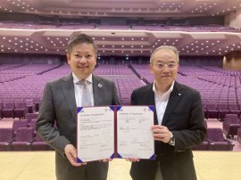 2025年7月16日に行われた認証授与式にて　写真右より、パシフィコ横浜 代表取締役社長：林 琢己様、BSIグループジャパン 代表取締役社長：漆原 将樹