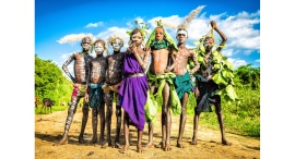 【好評につき追加募集:8/4(月)まで】8/11(月•祝)TICAD9特別企画「アフリカの色彩~ヨシダナギのレンズ越しに見る文化と人々~」 【好評につき追加募集:8/4(月)まで】8/11(月•祝)TICAD9特別企画「アフリカの色彩~ヨシダナギのレンズ越しに見る文化と人々~」