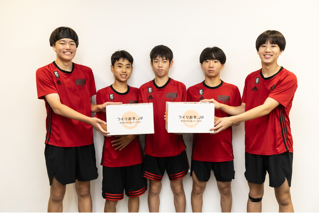 「夜遅い食事ルーティン」からの脱却へ～アルバルク東京ユース × つくりおき.jp、“育成世代の食”を支える新スキームが始動