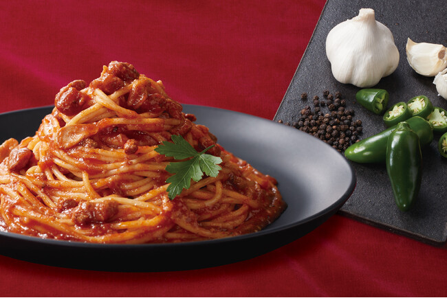 ３種のスパイスを使ったじわッと辛く深みのある香ばしいミートソースが“パパッと”電子レンジで温めるだけで手軽に楽しめる！！