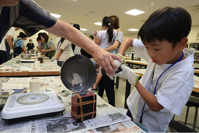 夏休みの子どもたちが高槻市の博物館で銅鐸・銅鏡づくりを体験