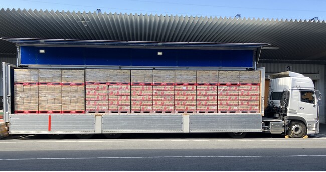 伊藤園と森永製菓は、日本通運を通じて持続可能な物流連携として群馬～北海道間における重軽混載による共同輸送を開始