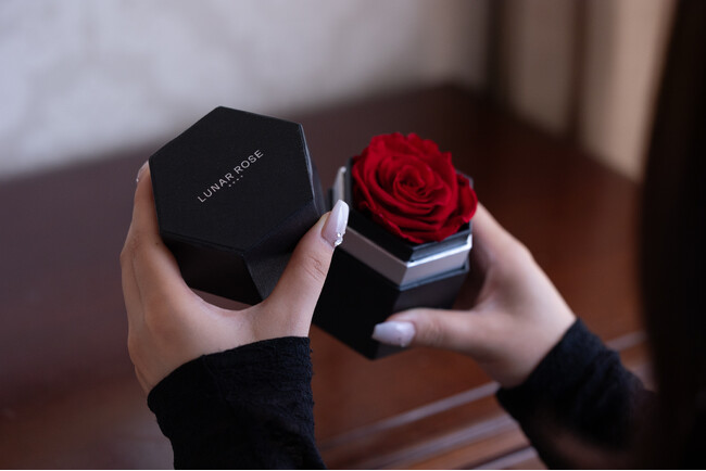 話題沸騰。“感情を贈る”1輪のバラ「Rose you」--LUNAR ROSEからの新提案。
