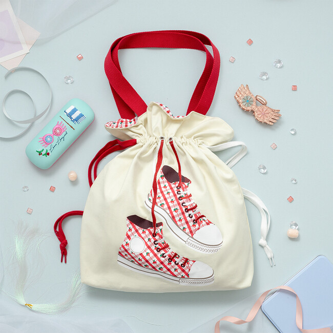 2025年8月1日(金)より「ハリー・ポッター　マホウドコロ」にて、ルーナの着用するスニーカーをデザインしたバッグやメラメラメガネのヘアクリップなど「ルーナ・ラブグッド シリーズ」の新商品が登場！