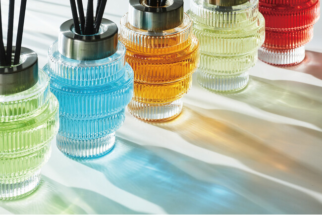 〈シンピュルテ〉が香りで整える新作ディフューザー＆お香を発売！5つの香りのディフューザーと〈日本香堂〉共同開発のお香が、心と空間、そして感性を満たす“ マインドフル ホームケア”誕生。