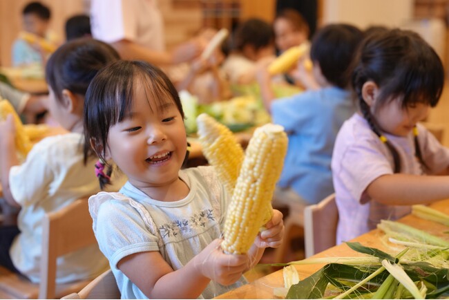 【開催レポート】猛暑で品薄の夏野菜　捨てるところなくおいしくいただく　すくすくOisix 保育園で規格外のとうもろこしを使った食育プログラム初実施