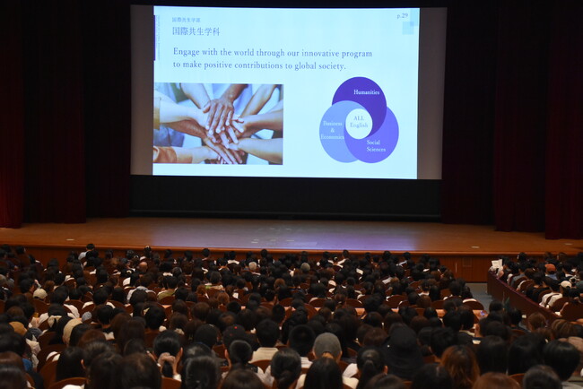 関西外国語大学（大阪府枚方市）で、第5回オープンキャンパスが開かれ、3000人を超える高校生や保護者でにぎわいました