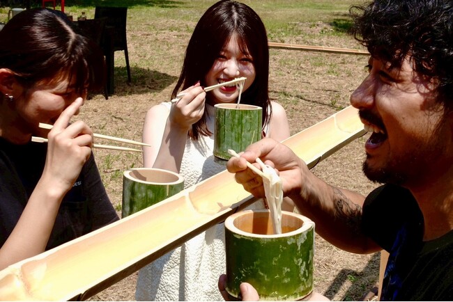 【兵庫・宍粟市】夏休みで大盛り上がりのアウトドア施設に夏限定アクティビティ誕生！全長9メートルの「巨大流しそうめんスライダー」で納涼体験。