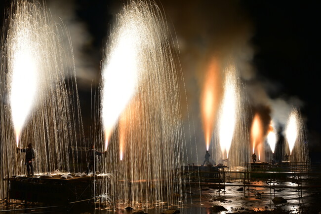 【飛騨高山・岐阜県高山市】火の粉が舞う勇壮な伝統!