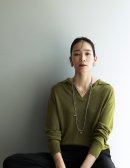 光を抑えたダークなシルバーとゴールドの織りなすロングネックレス