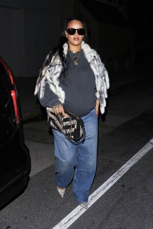 リアーナがヴァレンティノ ガラヴァーニの新作バッグ 'パンテア' を着用