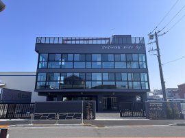 保育園には見えない外観。1階の左側がカフェ 保育園には見えない外観。1階の左側がカフェ