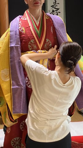 十二単(じゅうにひとえ)着付けの様子1
