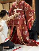 十二単(じゅうにひとえ)着付けの様子2
