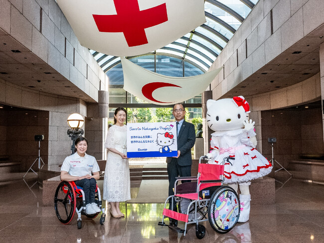 日本赤十字社へサンリオキャラクターデザインの車いす47台を贈呈　　贈呈式にパラアルペンスキー・村岡桃佳選手とハローキティが出席