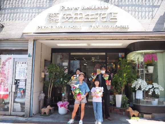 「パパ泣いちゃうかも」北九州市の花屋で、 フローリストに挑戦したこどもたち