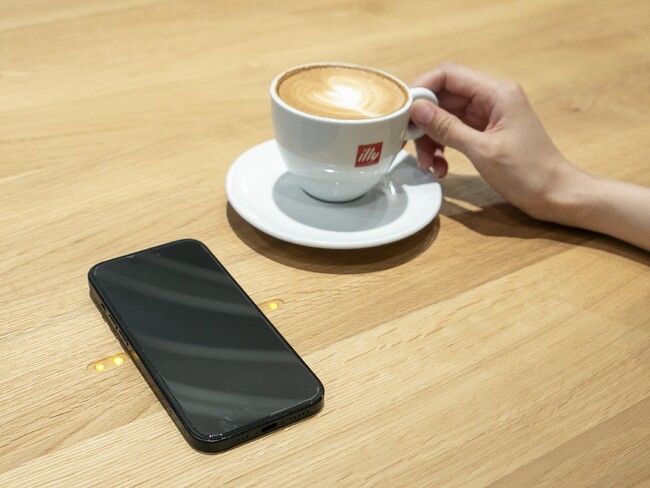 日本初！無垢のテーブルに「置くだけ充電」を実現！エレクトロンヴェクシー×飛驒産業が共同開発したスマートテーブルをカフェラボに採用