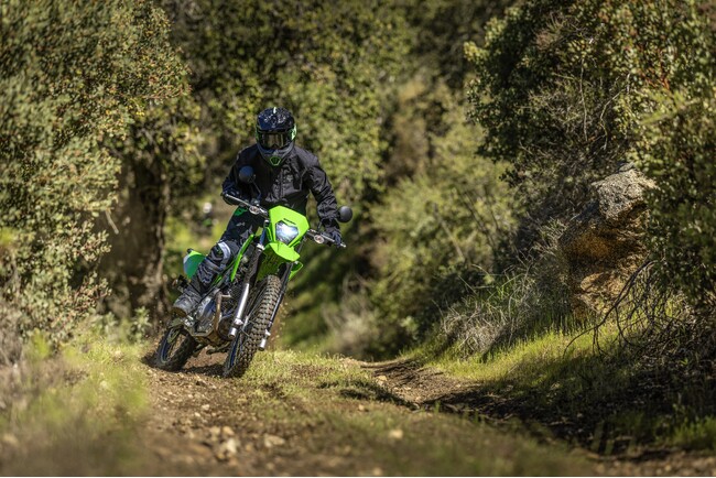 カワサキより2025年9月15日に「KLX230」「KLX230 S」を新たなカラー＆グラフィックで発売