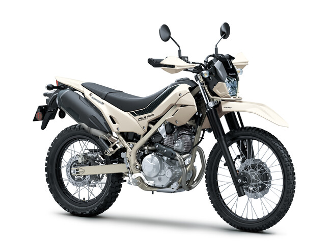 カワサキからアウトドアライディングの新提案「KLX230 SHERPA S」足つきもより快適に！-2025年9月15日に新発売