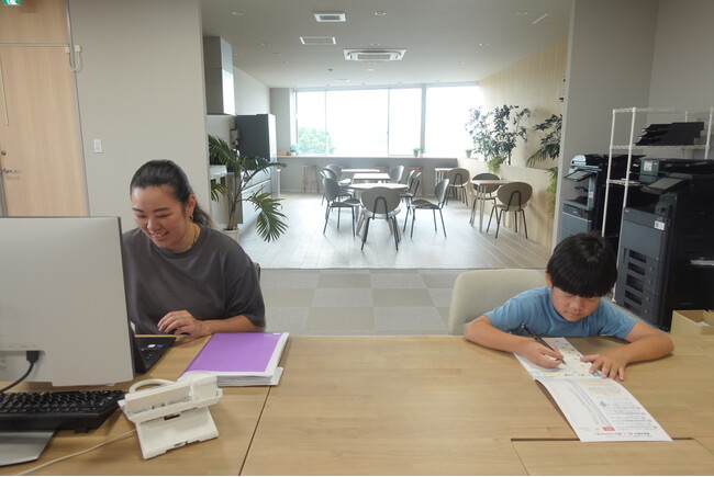 ママの働く姿を見られて嬉しかった！「子連れ出勤」は企業活動の活性化にも一役！？カワツルが夏休み期間の試験導入で社員の意見を集約調査結果などを元に本格導入を検討