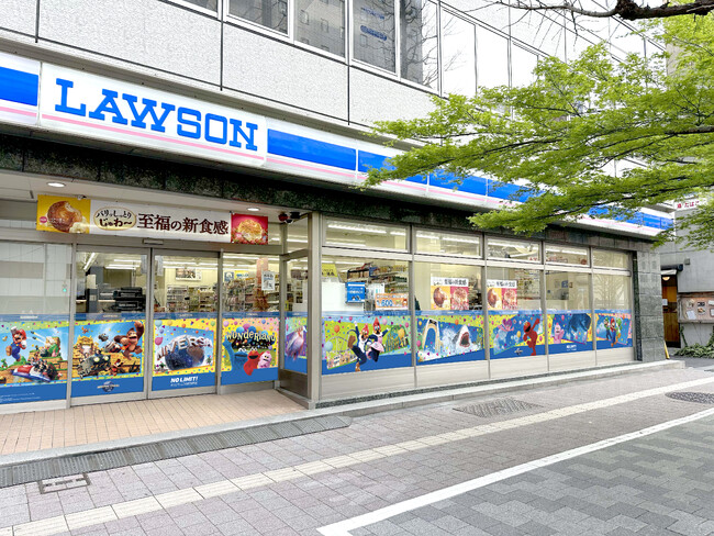 ユニバーサル・スタジオ・ジャパン×ローソン 初の特別ラッピング店舗が期間限定 オープン　パークの仲間たちと一緒に超元気なエンターテイメント体験を！
