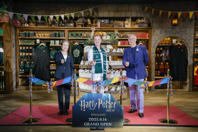 トム・フェルトン、魔法の杖でテープカット　日本初の旗艦店「ハリー・ポッター ショップ 原宿」8月14日（木）ついにグランドオープン