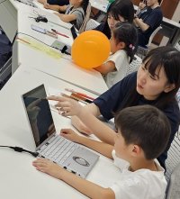 【産業能率大学】モノづくり日本会議・日刊工業新聞社主催「モノづくり体感スタジアム2025」にて情報マネジメント学部北川ゼミが小学生向けプログラミングワークショップを開催