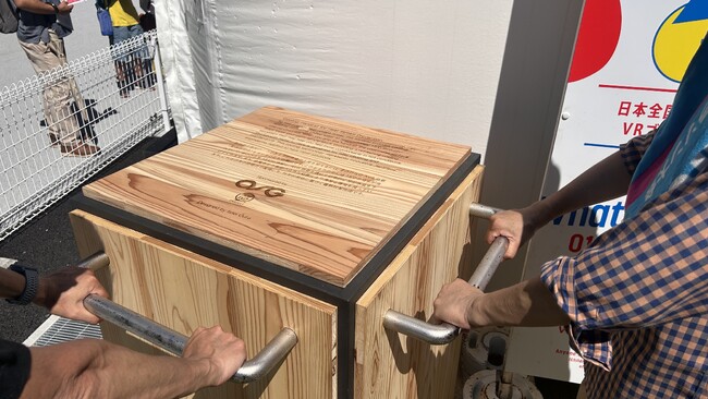 大阪・関西万博に新たな熱中症予防対策が登場！給水スポットを提供するOSGコーポレーションが、15℃の熱中症予防「RACCOON」(手のひら冷却機)を設置