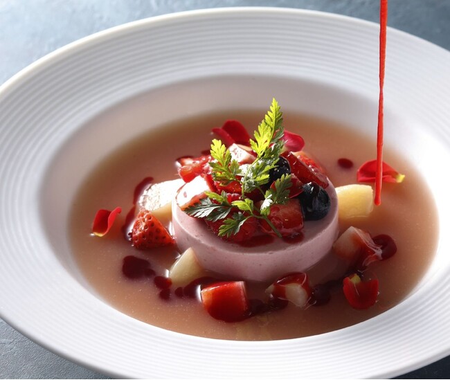 会津を愛するカップルに贈る、伝統×進化の新婚礼料理こだわりデザートで締めくくる、心弾む特別な1メニューに