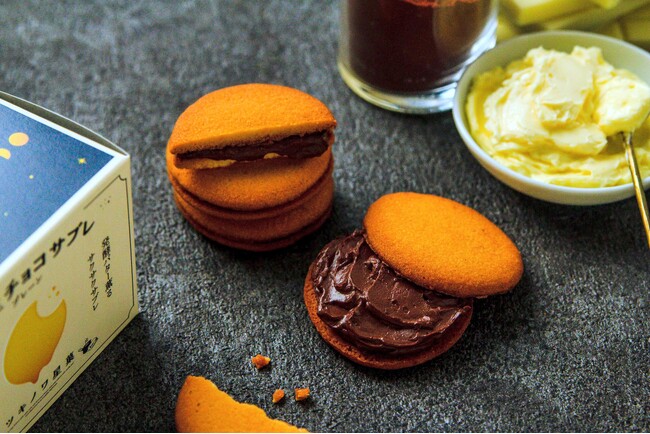 発酵バター薫るサクサクサブレで濃厚チョコクリームをサンド。ベストお取り寄せ大賞2022総合大賞受賞&3年連続入賞toroaの極上クッキー専門店ツキノワからとろ生チョコサブレ発売