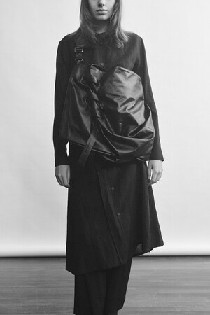 discord Yohji Yamamoto、2025-26秋冬コレクションの最新作