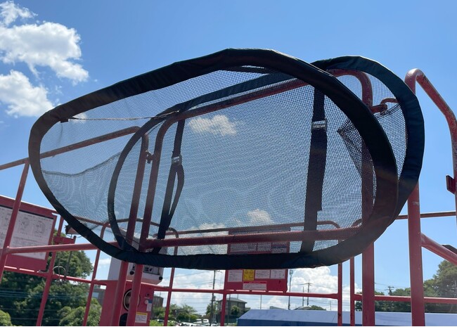 高所作業車での落下事故防止に新基準！業界初「しなやかフレーム機構」採用の落下防止バスケット『リフトキャッチャー』発売