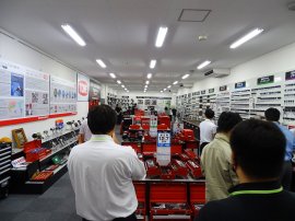 TONE社ショールーム見学ツアー中