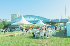 河川敷で自由に滞在できる空間 河川敷で自由に滞在できる空間
