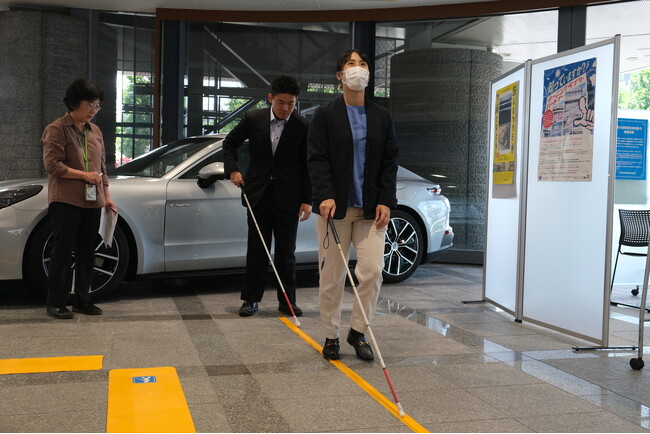 視覚障害者が迷いやすい「屋内歩行」。「歩導くんガイドウェイ」はじめ誘導アイテムをパラスポーツ選手が体験！