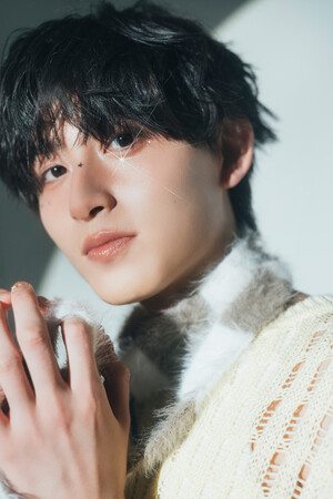 初写真集は発売即重版！注目の若手俳優　葉山侑樹がファン待望のカレンダーを発売！耽美からキュートまで変幻自在の魅力を披露