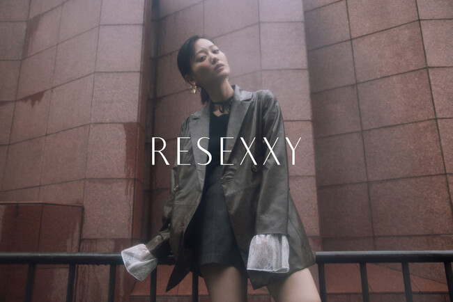 俳優・山下美月が纏う「RESEXXY(リゼクシー)」の“クールフェミニン”な秋ビジュアル公開