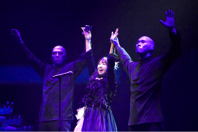 水樹奈々がブルーマングループと圧巻の共演！