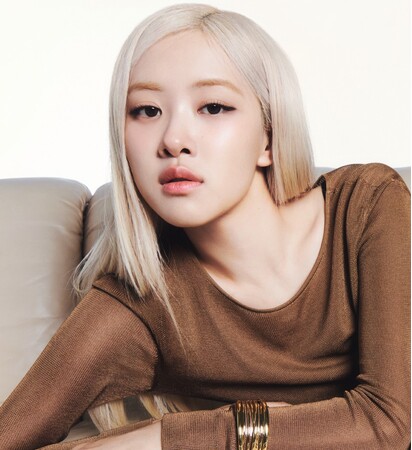 YSL BEAUTY アンバサダーのロゼが、 新ファンデーション「オールアワーズ リキッド グロウ」のキャンペーンに登場。大胆でありながら自然な輝きあふれるツヤを纏う。