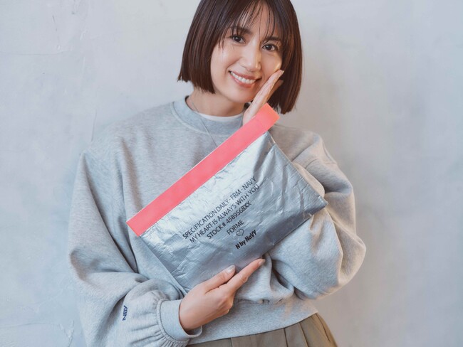 『VERY NaVY』2025年10月号（9月5日発売）付録は、東原亜希さんプロデュースの「FORME」×「N by NaVY」のクラッチポーチ