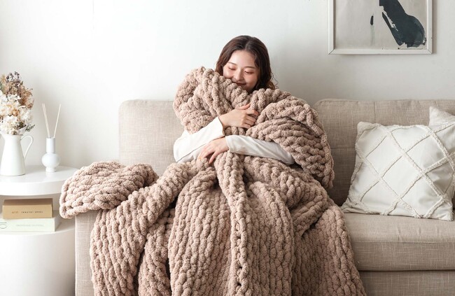 海外のSNS発トレンド “チャンキーニット”ブランケットが上陸！ふわもこデザインのハンドメイドケット『moket』発表
