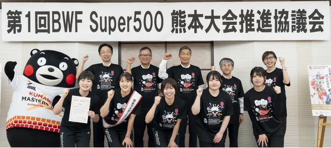 福岡　麻生建築＆デザイン専門学校の学生が「熊本マスターズジャパン」で販売されるTシャツをデザイン。第1回BWF Super500 熊本大会推進協議会にてお披露目