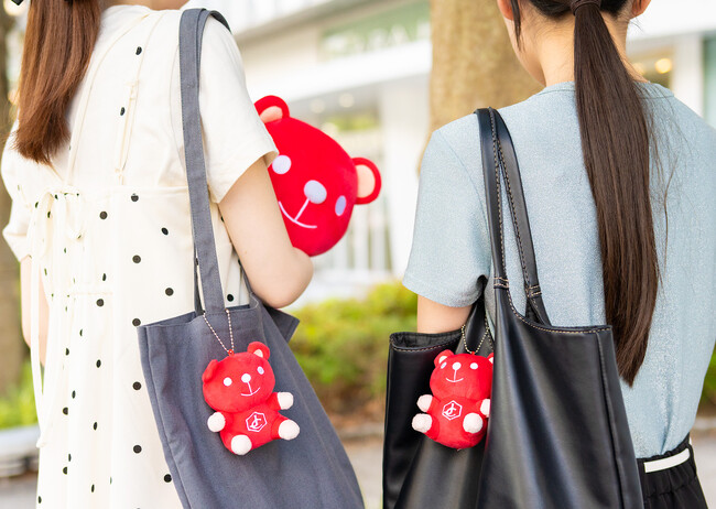 買取専門店の“あの赤いクマ”が公式グッズに。ジュエルカフェの「ジュエルぐま」、オンラインストアをオープン